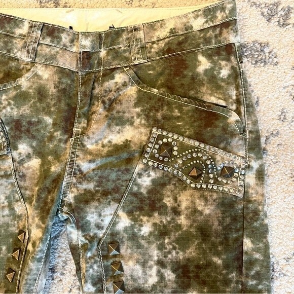Guess Green Camo Capri Pants Size 25 - Picture 3 of 6